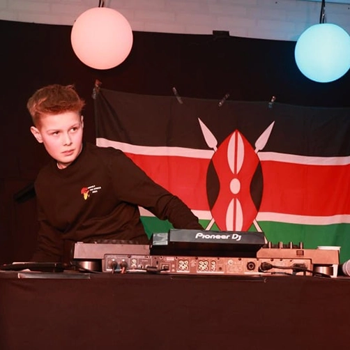 jongen achter dj set