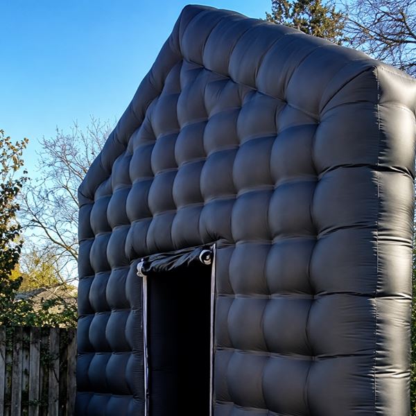 Zwarte Opblaasbare pop-up partytent 5x5 Zwarte Opblaasbare pop-up partytent 5x5
